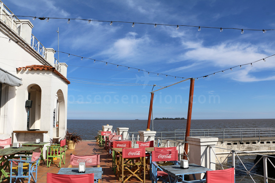 Restaurante en el muelle de Colonia